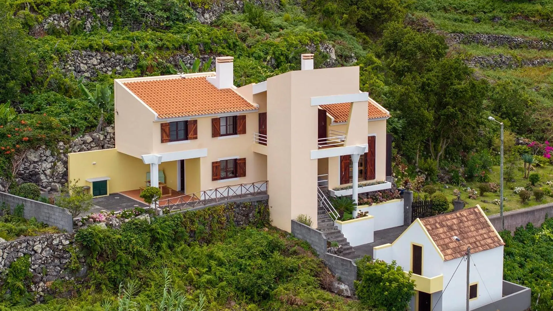 Casa Amarela Da Faja Da Areia By An Island Apart São Vicente